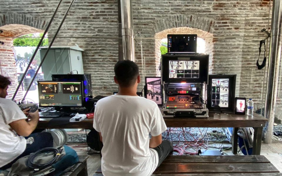 Canlı yayın prodüksiyonu: reji masasında switcher ve monitörlerle çalışan ekip