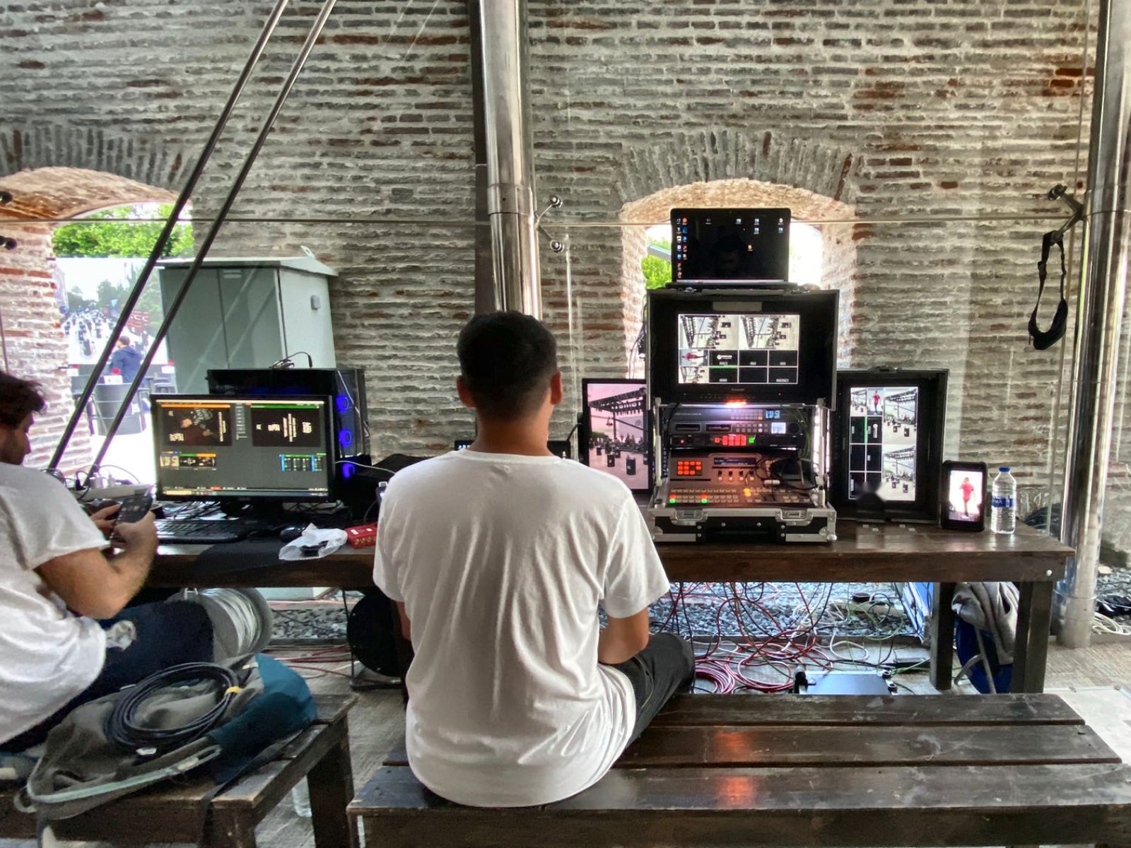 Canlı yayın prodüksiyonu: reji masasında switcher ve monitörlerle çalışan ekip