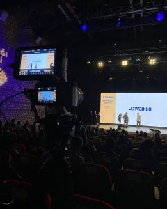 Etkinlik çekimi sırasında sahne, ışık ve LED ekranı gösteren kamera monitörü